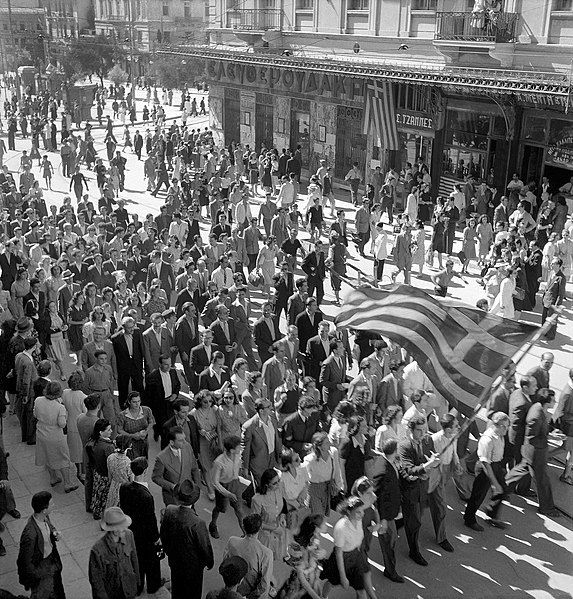 573px-Αθηναίοι_γιορτάζουν_την_απελευθέρωση_της_πόλης_τους,_Οκτώβριος_1944.jpg