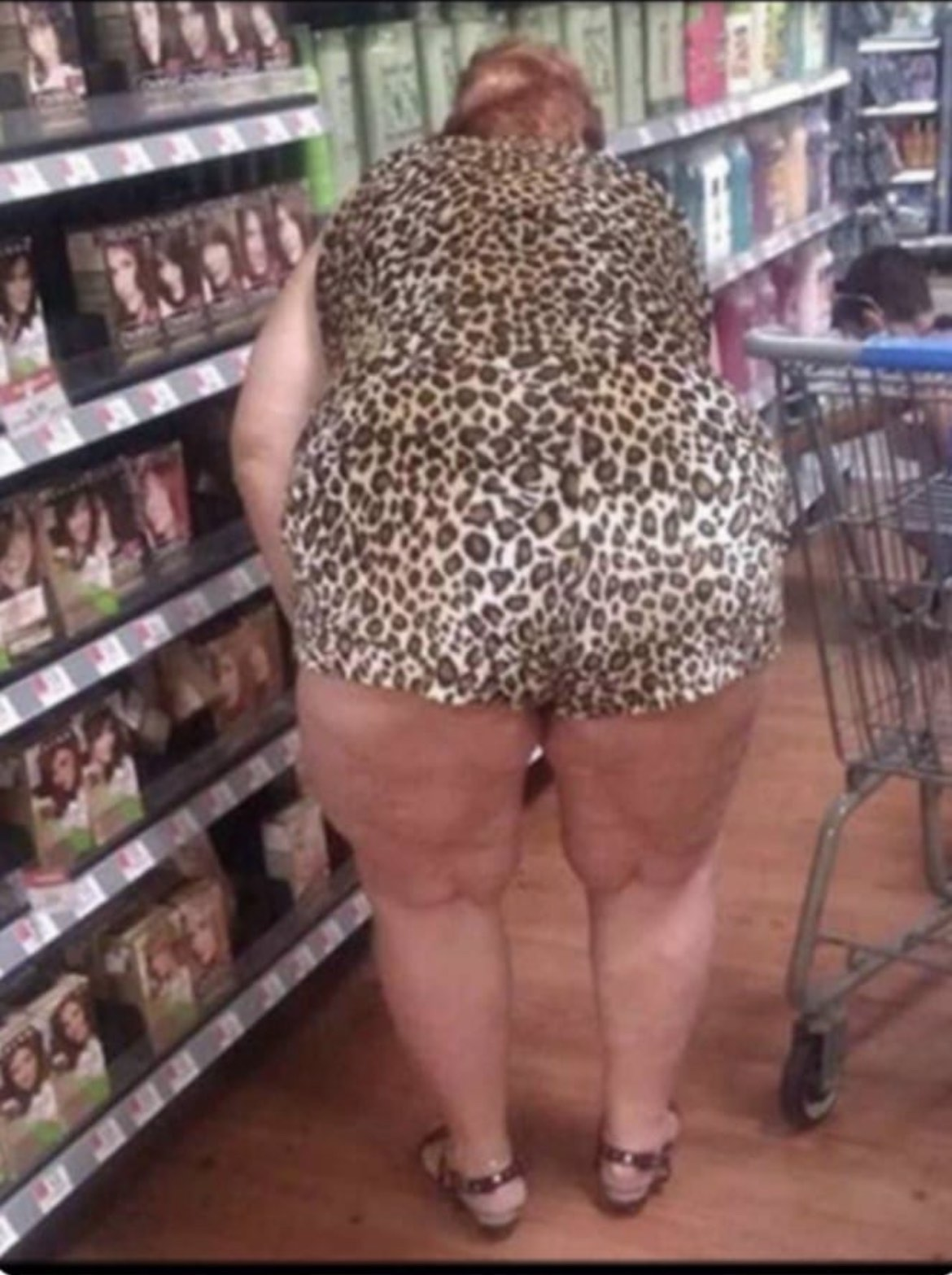 Бабушки в лосинах. Толстая баба в леопардовом. Толстая женщина в леопардовом костюме.